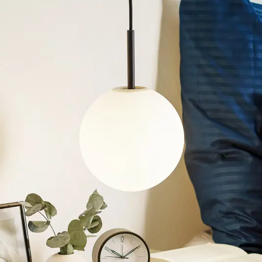 Závěsné světlo Audo LED TR Bulb, černé/matné opálové, sklo, E27 Oblíbený