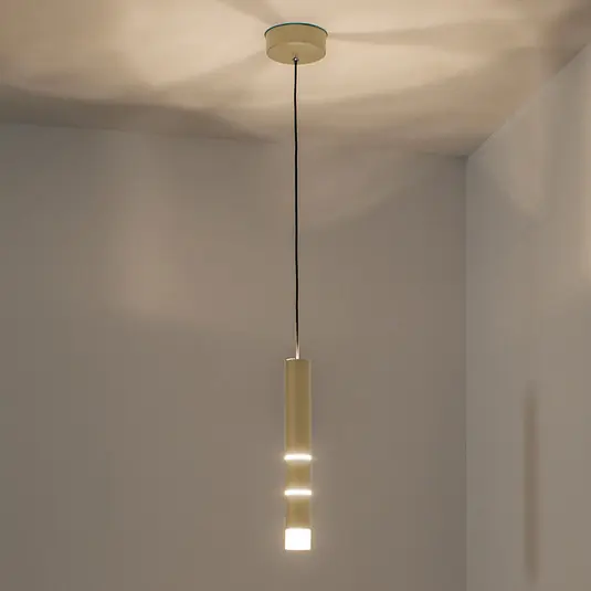 Cenově Výhodný LED závěsné světlo PURE Vega, válcové, mosaz