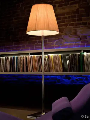 Stojací lampa FLOS KTribe F2 s látkovým stínidlem, béžová barva Aktuální