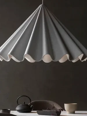 Sezónní Sleva Závěsné světlo Audo Dancing, bílé, Ø 95 cm, plsť