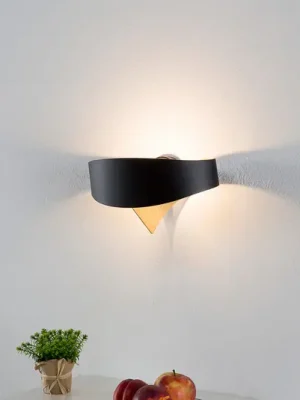 Černo-zlaté designové nástěnné svítidlo Scudo LED Novinka