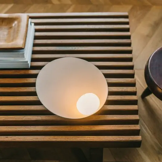 Vibia Musa 7402 LED stolní lampa ležící, taupe Přímo Od Výrobce