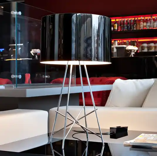 Stolní lampa FLOS Ray T, černé stínítko Přímo Od Výrobce