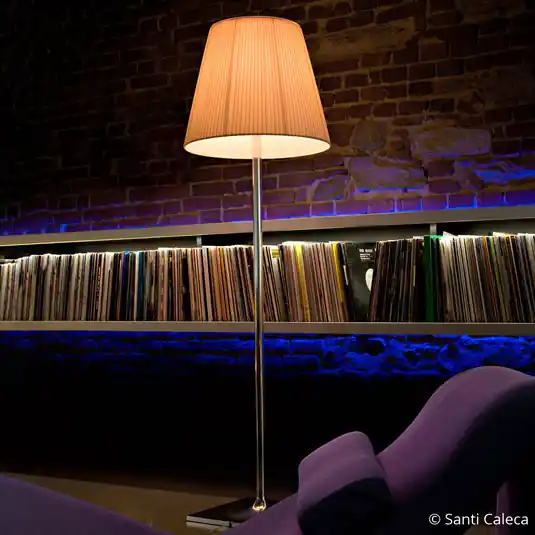 Stojací lampa FLOS KTribe F3 s látkovým stínidlem, béžová barva Oblíbený