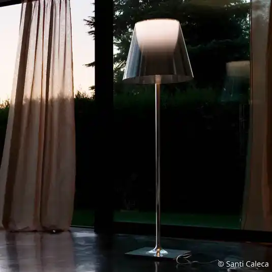Stojací lampa FLOS KTribe F3, kouřově šedá Finální Výprodej