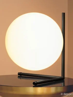 FLOS IC T2 stolní lampa, černá Aktuální