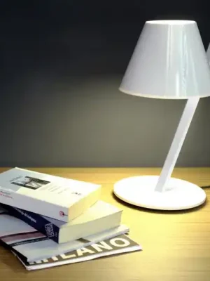 Nejlepší Cena Artemide La Petite - bílá designová stolní lampa