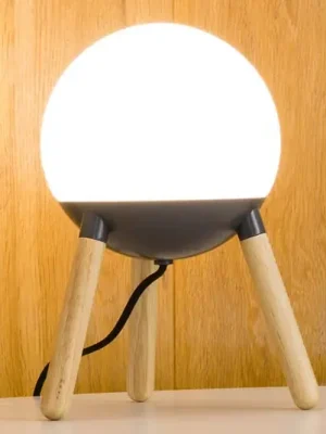 Nejprodávanější Stolní lampa Mine, trojnožka, dřevo, sklo, výška 30 cm