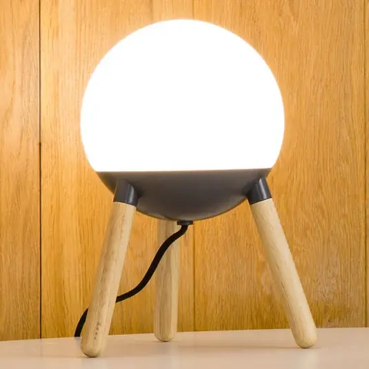 Nejprodávanější Stolní lampa Mine, trojnožka, dřevo, sklo, výška 30 cm