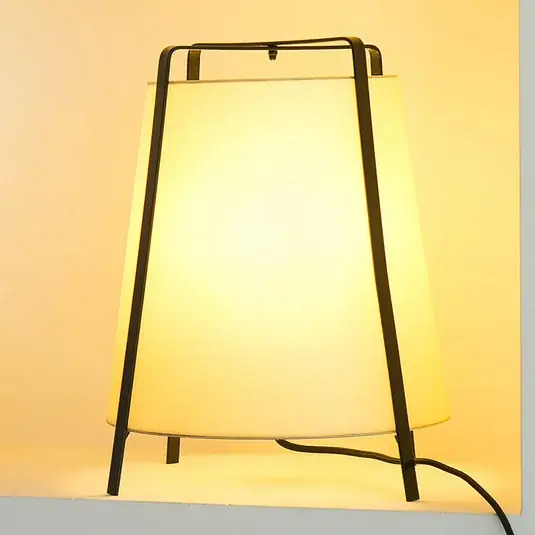 Koupit Online V Španělsku vyrobená stolní lampa Akane