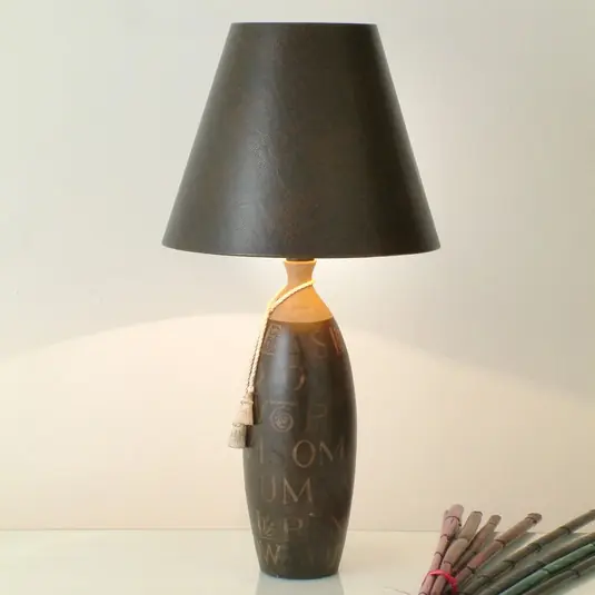 Cenově Výhodný Stolní lampa Carattere Alta v tenkém tvaru