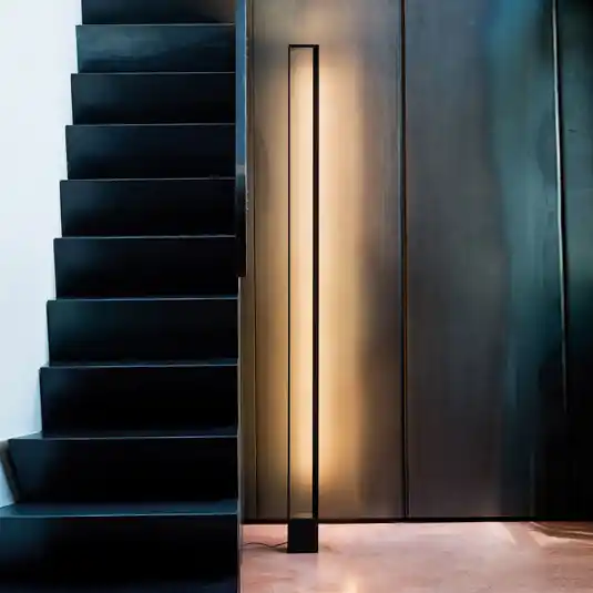 Nová Kolekce Stojací lampa Nemo Tru LED 2 700 K, černě lakovaná