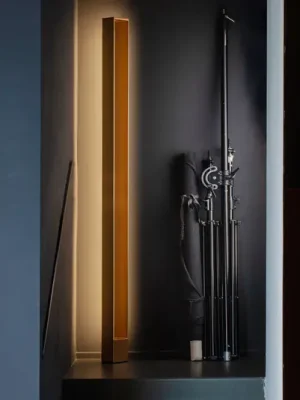 Stojací lampa Nemo Tru LED 2 700 K, zlatě lakovaná Oblíbený