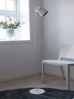Dyberg Larsen Oslo stojací lampa z kovu, bílá Nová Kolekce