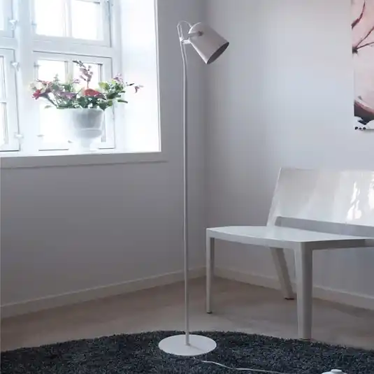 Dyberg Larsen Oslo stojací lampa z kovu, bílá Nová Kolekce