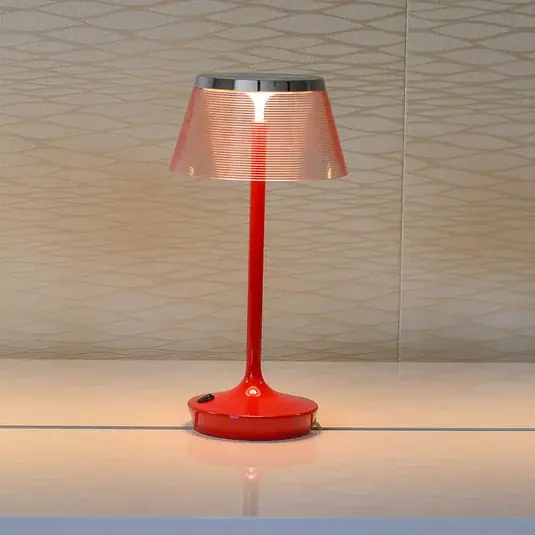 Originální Aluminor La Petite Lampe LED stolní lampa, červená
