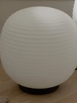 Značkový Stolní lampa New Works Lantern Globe Medium, Ø 30 cm