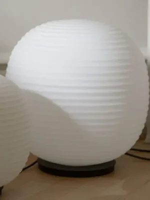 Nízká Cena New Works Lantern Globe Velká stolní lampa, Ø 40 cm