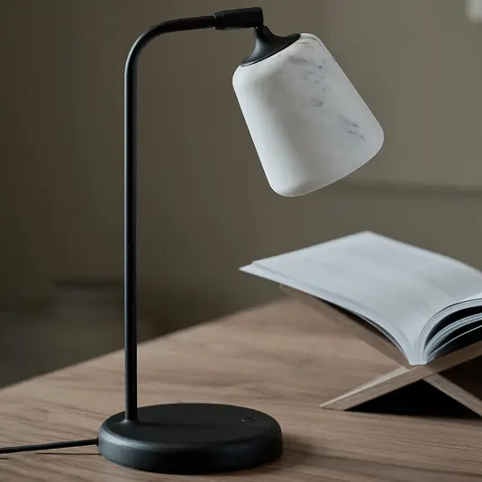 Výprodej New Works Material New Edition stolní lampa mramor