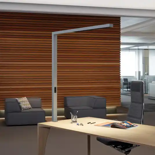 LED stolní lampa MAULsirius, stříbrná, stmívatelná, CCT, svěrná patice Nakupujte Hned