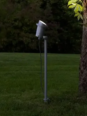 Zemní bodový reflektor Focus v černé barvě, výška 67 cm Must-Have