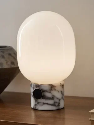 Pouze Dnes Stolní lampa Audo JWDA, 32 cm, bílá, mramor, sklo