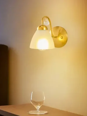 Nástěnné světlo Miranda se skleněným stínidlem, mosazné Rychlé Dodání