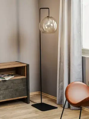 Ověřený Stojací lampa Monaco se stínidlem na lampu ve tvaru skleněné koule