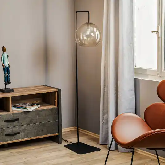 Ověřený Stojací lampa Monaco se stínidlem na lampu ve tvaru skleněné koule