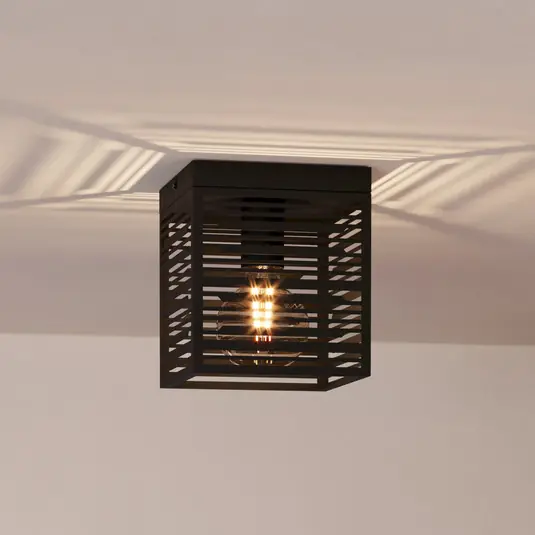 Stropní lampa Piedritas, černé čtvercové stínidlo Hit Sezóny