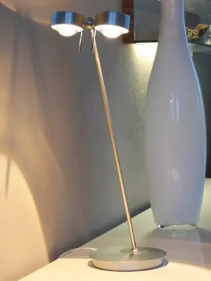 Dokud Zásoby Vydrží 2-světelná stolní lampa PUK TABLE, chrom