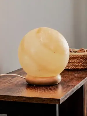 Zlevněný Envostar Harmony solná stolní lampa s dřevěným podstavcem s koulí