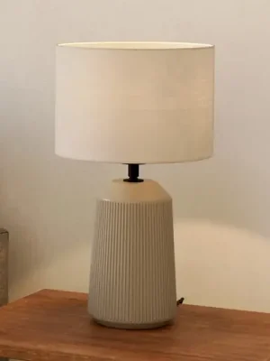 Cenová Bomba Stolní lampa Capalbio, písková/stínidlo bílá