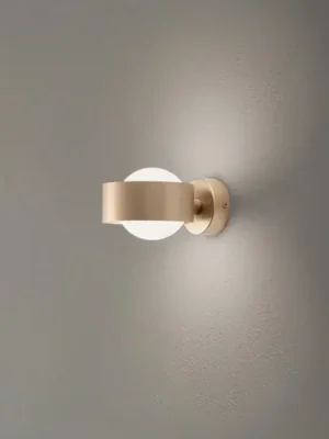 Nástěnné světlo Mado, opálové sklo/mosaz, jednožárové Objednat Nyní
