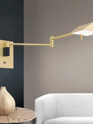 Hit Sezóny LED nástěnné světlo Boston s USB zásuvkou, mosaz