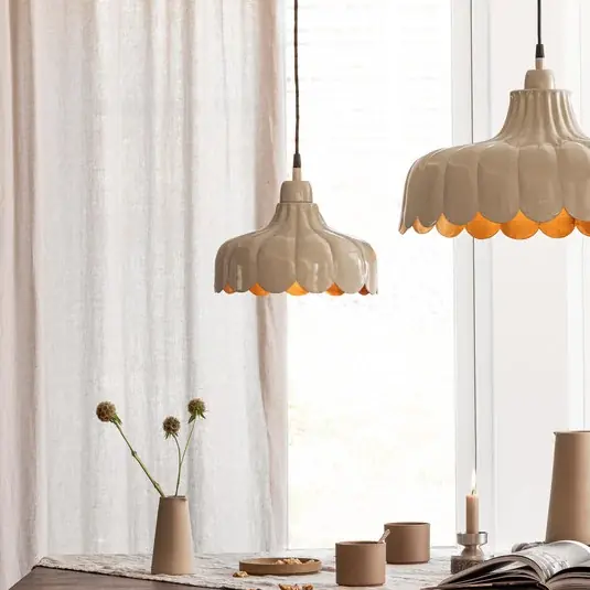 PR Home závěsná lampa Wells Small, béžová/zlatá, Ø 24 cm, zástrčka Autentický