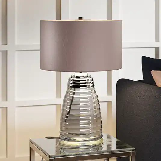 Stolní lampa Milne základna ze skla stínidlo šedá Aktuální