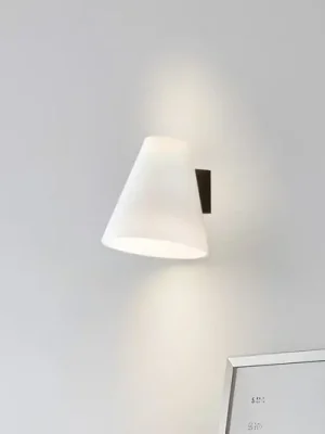 Zlevněný Nástěnné svítidlo Lucande Timido, bílá/černá, sklo, výška 16,5 cm