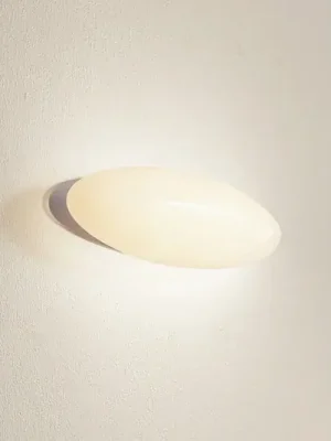 Cenový Hit Nástěnné svítidlo Lucande LED Leihlo, bílé, plast, výška 8 cm