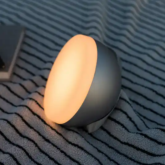 Sezónní Sleva New Works Sphere LED akumulátorová svítilna IP67 teplá šedá