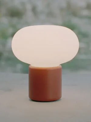 New Works dobíjecí lampa Karl-Johan, zemní červená, IP65 Nejlepší Volba
