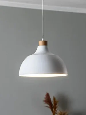Envostar závěsné světlo Kaitt, bílé, Ø 34 cm, dřevěný detail Top Prodej