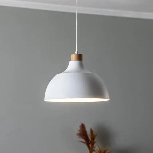 Envostar závěsné světlo Kaitt, bílé, Ø 34 cm, dřevěný detail Top Prodej