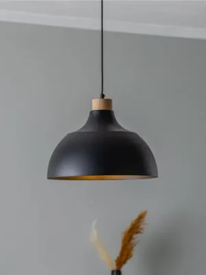 Envostar závěsné světlo Kaitt, černé, Ø 34 cm, dřevěný detail Speciální Cena