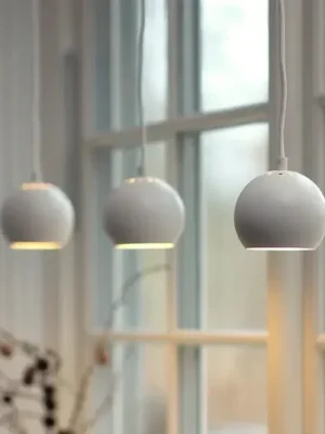 Poslední Šance FRANDSEN Závěsné světlo Ball, bílá matná, Ø 12 cm