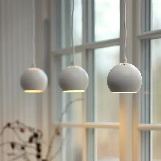 Poslední Šance FRANDSEN Závěsné světlo Ball, bílá matná, Ø 12 cm