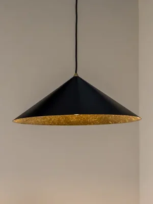 Pouze Dnes Závěsné světlo Fuji, kompozitní vlákno, černá/zlatá barva, Ø 50 cm