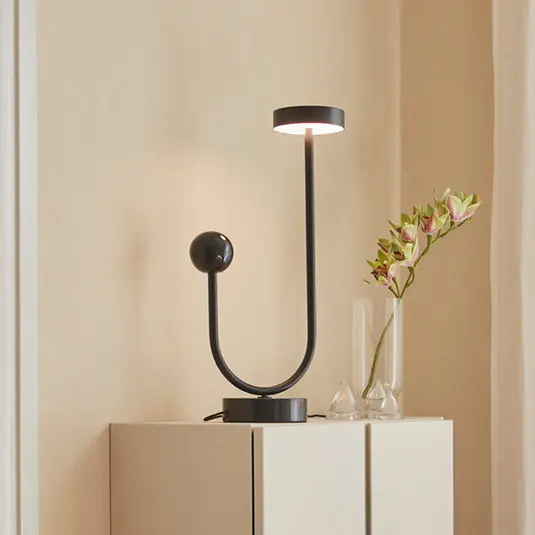 Stolní lampa AYTM Grasil LED, černá, mramor, výška 56 cm Oblíbený