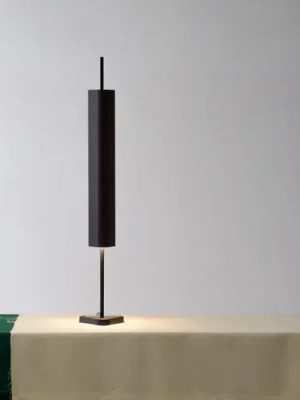 FLOS LED stolní lampa Emi, tmavě červená, stmívatelné, výška 114 cm Kup Teď