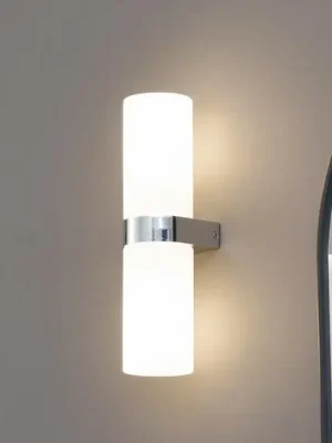 Koupelnové nástěnné svítidlo Lucande Basolo, chrom, výška 31,5 cm, sklo, IP44 Ihned K Objednání